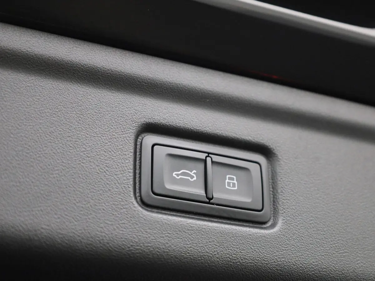 edition quattro 100 kWh l SoH 99% | Adaptive cruise control l Panorama-glasdak l Airco l B&O Premium soundsysteem l Stoelverwarming l Adaptive air suspension l Verwarmbaar stuurwiel l Warmte