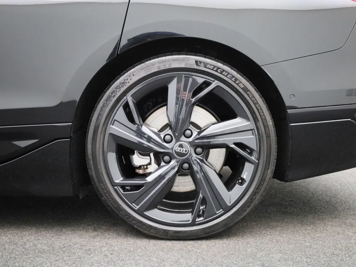 edition quattro 100 kWh l SoH 99% | Adaptive cruise control l Panorama-glasdak l Airco l B&O Premium soundsysteem l Stoelverwarming l Adaptive air suspension l Verwarmbaar stuurwiel l Warmte