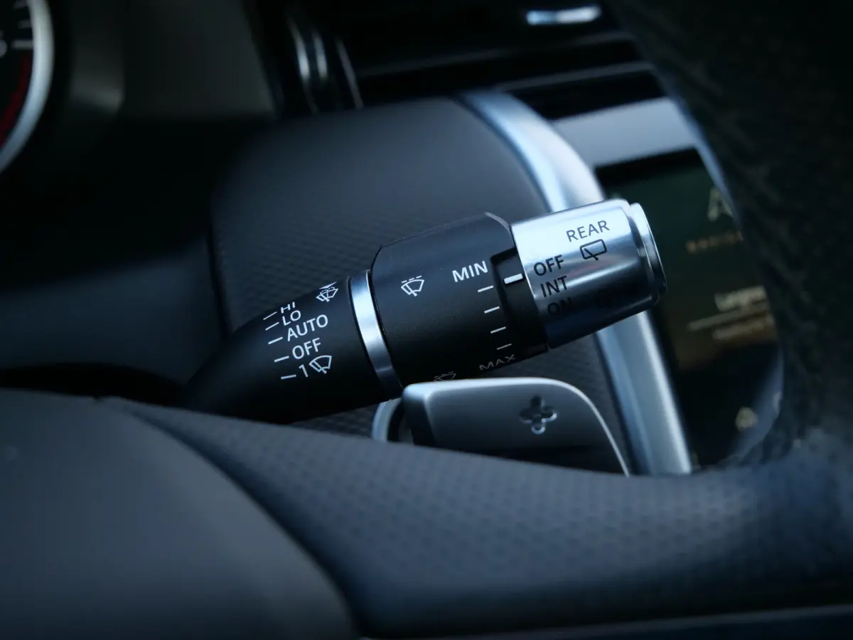 P300e 1.5 R-Dynamic SE 309 Pk Automaat Navi / DAB / Pano-dak / Camera / Leer / Stoelverwarming