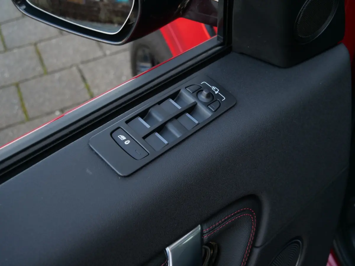 P300e 1.5 R-Dynamic SE 309 Pk Automaat Navi / DAB / Pano-dak / Camera / Leer / Stoelverwarming