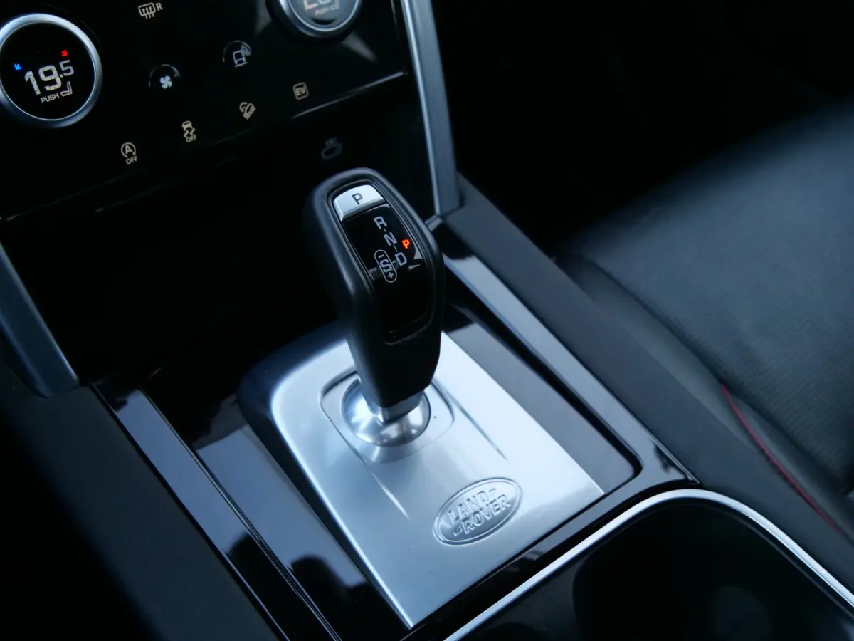 P300e 1.5 R-Dynamic SE 309 Pk Automaat Navi / DAB / Pano-dak / Camera / Leer / Stoelverwarming