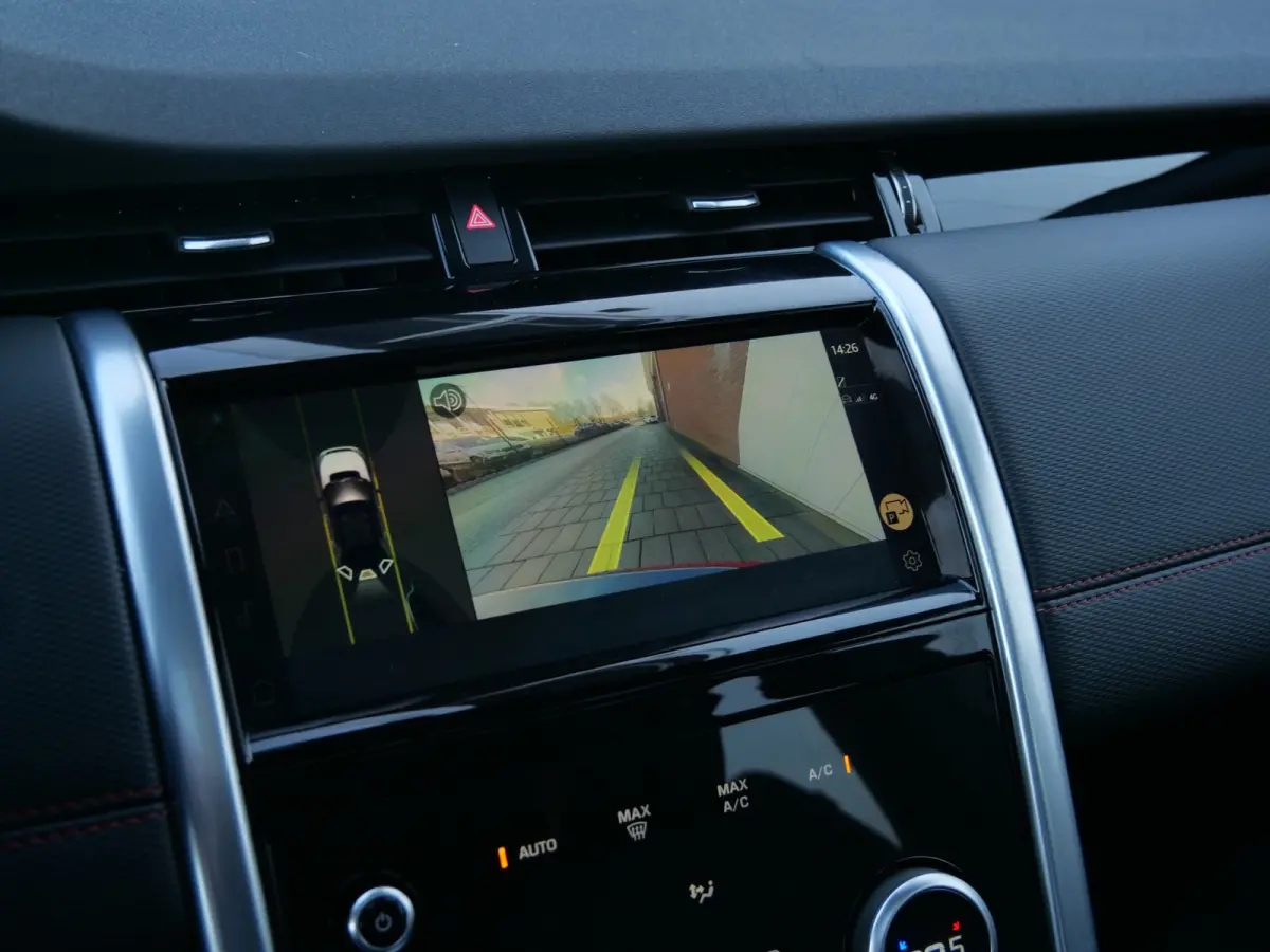 P300e 1.5 R-Dynamic SE 309 Pk Automaat Navi / DAB / Pano-dak / Camera / Leer / Stoelverwarming