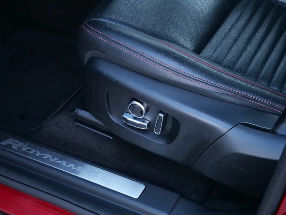 P300e 1.5 R-Dynamic SE 309 Pk Automaat Navi / DAB / Pano-dak / Camera / Leer / Stoelverwarming