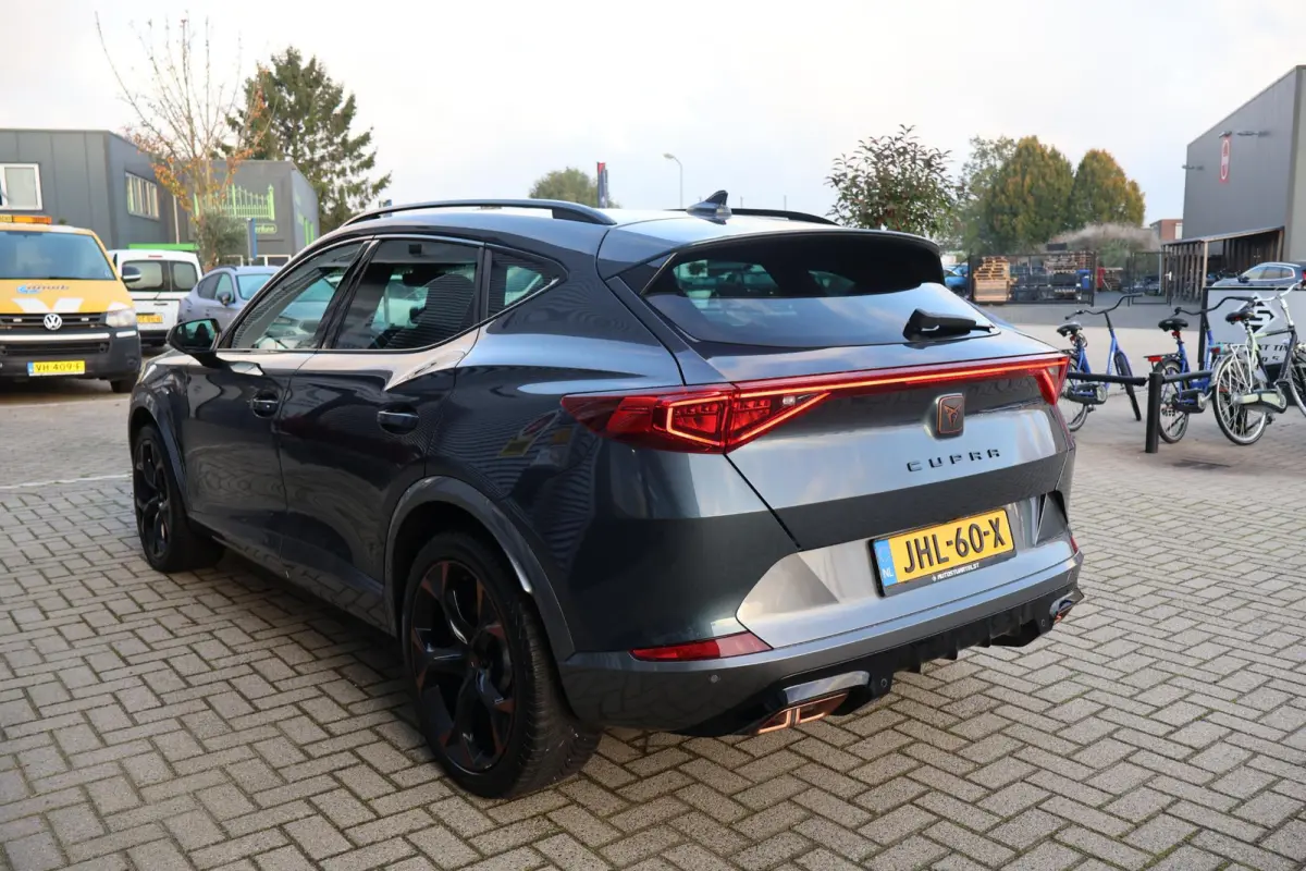 1.4 VZ Copper Edition 245PK | 1e Eigenaar | Dealer Onderh. | BTW | Cupra knop | Sfeer | 360Cam | Winterpack | Matrix LED | Camera | Elek klep | ACC | Climate | Carplay | 1 Laadkabel | Donker