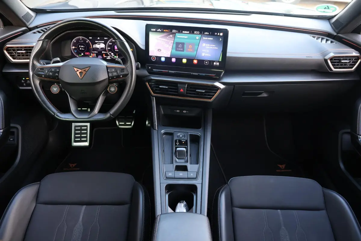 1.4 VZ Copper Edition 245PK | 1e Eigenaar | Dealer Onderh. | BTW | Cupra knop | Sfeer | 360Cam | Winterpack | Matrix LED | Camera | Elek klep | ACC | Climate | Carplay | 1 Laadkabel | Donker