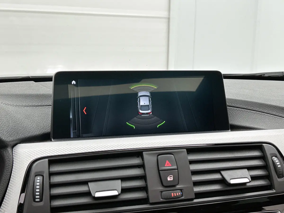 418i High Executive (PANORAMADAK, STOELVERWARMING, CARPLAY, DEALER ONDERHOUDEN, GROOT NAVI, SPORTSTOELEN)