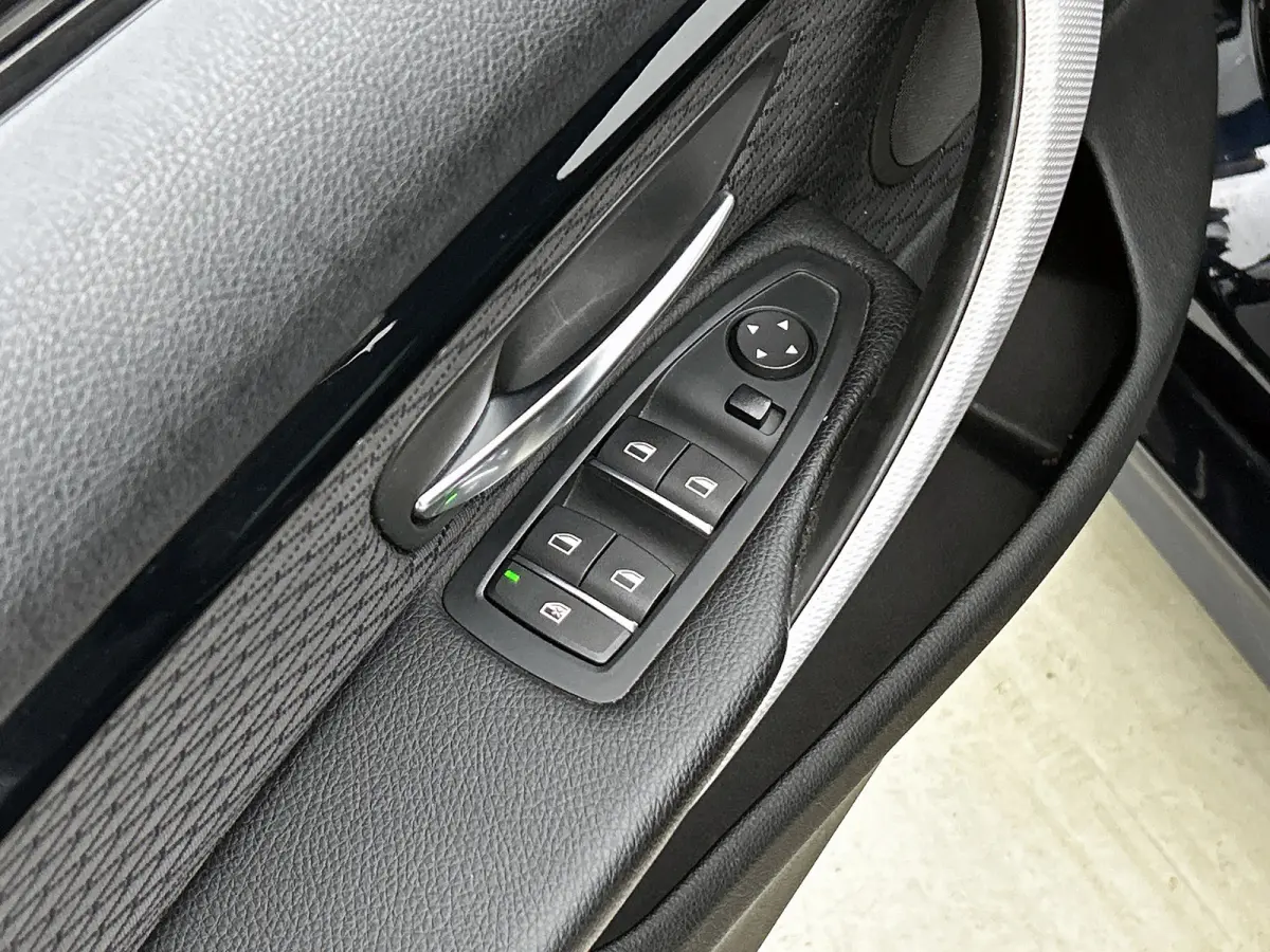 418i High Executive (PANORAMADAK, STOELVERWARMING, CARPLAY, DEALER ONDERHOUDEN, GROOT NAVI, SPORTSTOELEN)