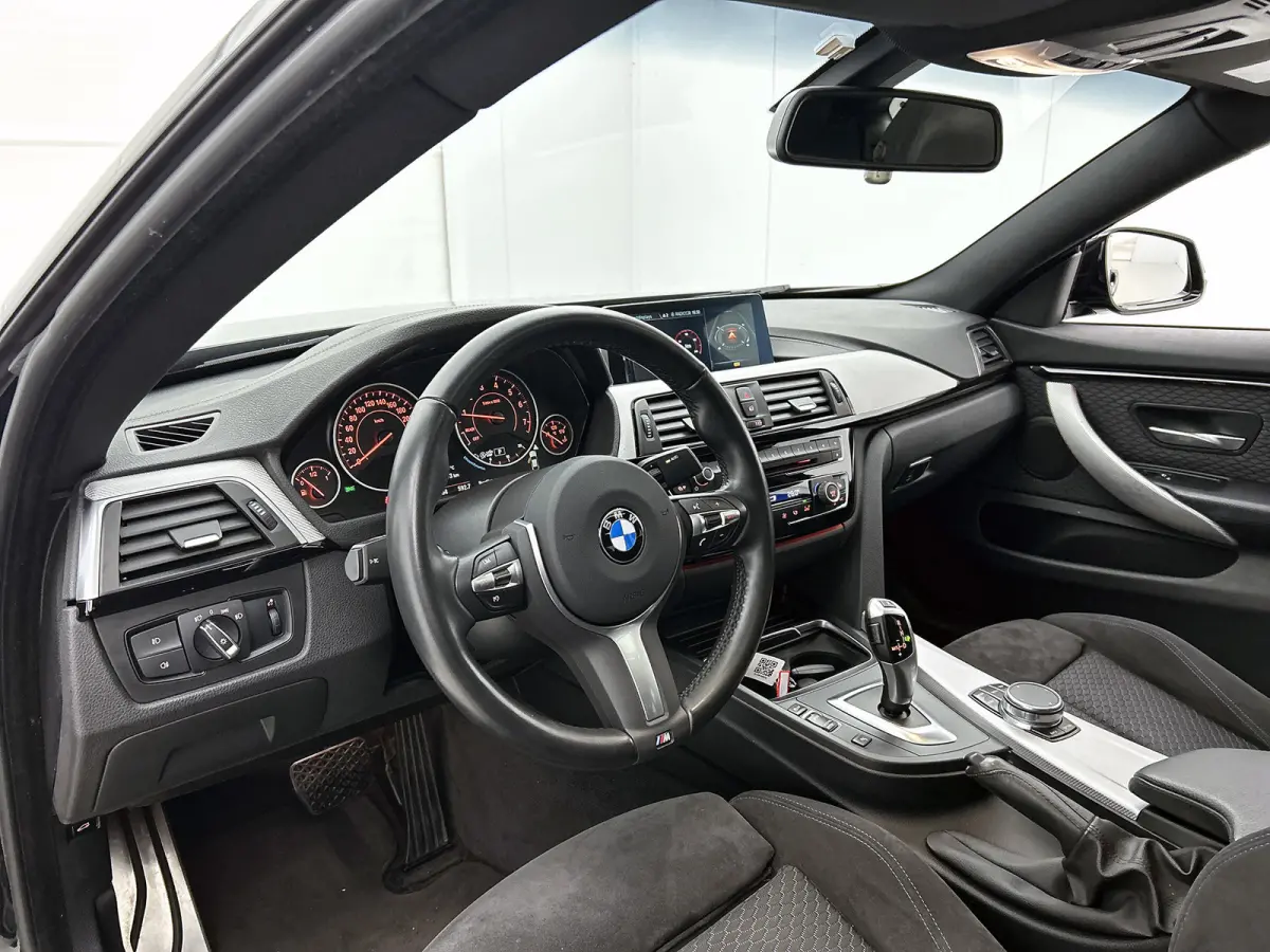 418i High Executive (PANORAMADAK, STOELVERWARMING, CARPLAY, DEALER ONDERHOUDEN, GROOT NAVI, SPORTSTOELEN)