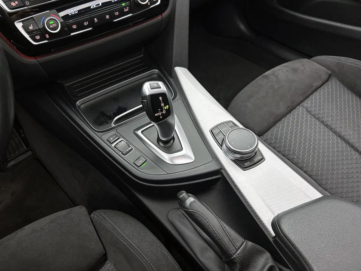 418i High Executive (PANORAMADAK, STOELVERWARMING, CARPLAY, DEALER ONDERHOUDEN, GROOT NAVI, SPORTSTOELEN)