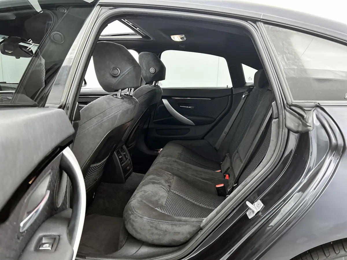 418i High Executive (PANORAMADAK, STOELVERWARMING, CARPLAY, DEALER ONDERHOUDEN, GROOT NAVI, SPORTSTOELEN)