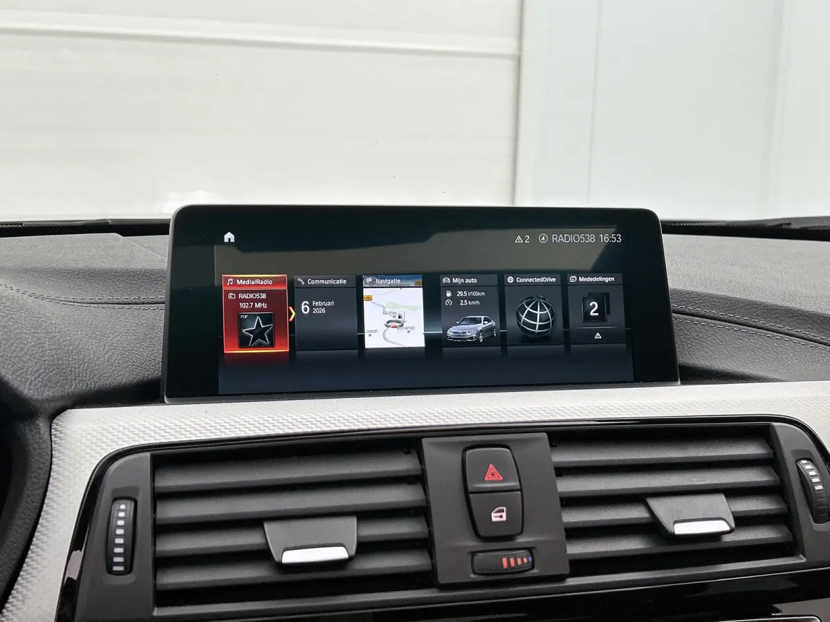 418i High Executive (PANORAMADAK, STOELVERWARMING, CARPLAY, DEALER ONDERHOUDEN, GROOT NAVI, SPORTSTOELEN)