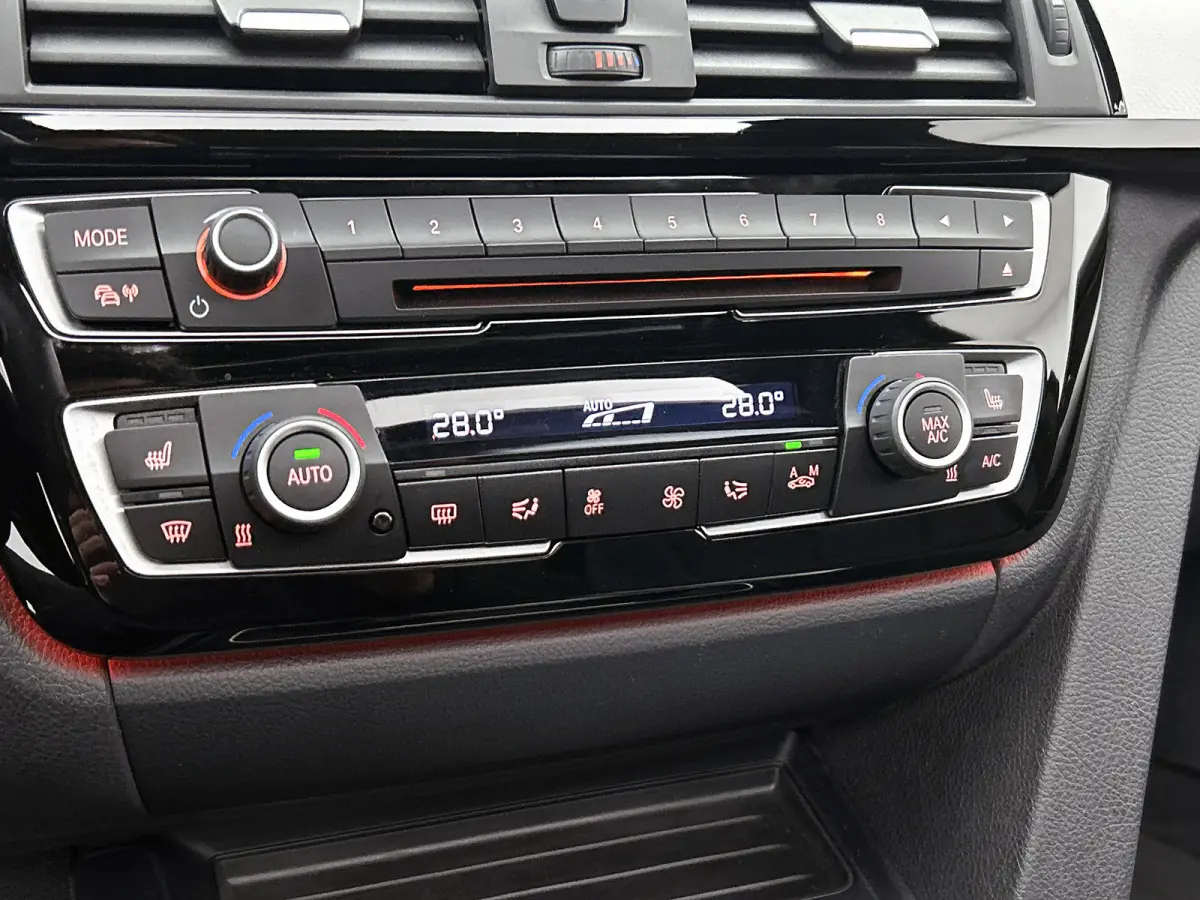 418i High Executive (PANORAMADAK, STOELVERWARMING, CARPLAY, DEALER ONDERHOUDEN, GROOT NAVI, SPORTSTOELEN)