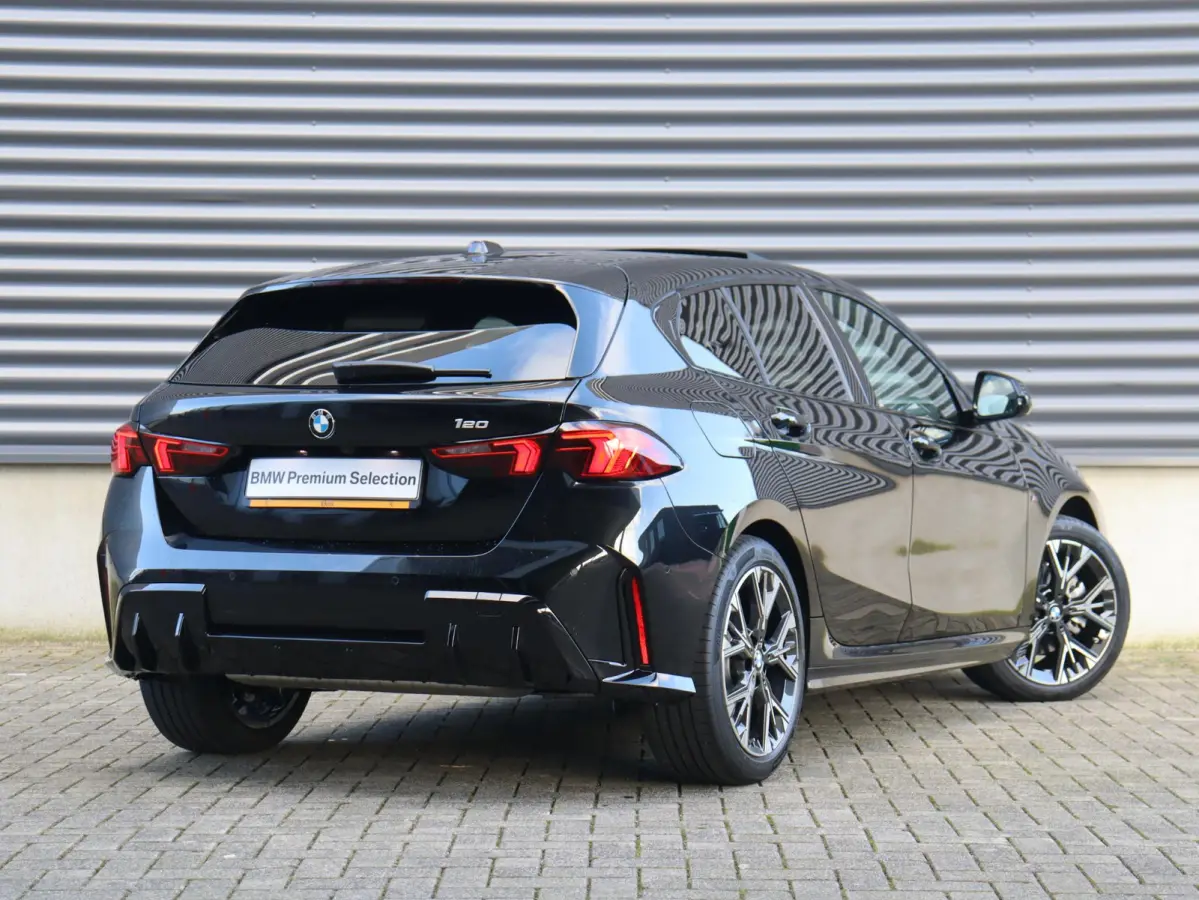 5-deurs 120 | M Sportpakket | Panodak | Harman Kardon | Driving Assistant | Comfort Access | Getint Glas | Verwarmd Stuurwiel | Sporstoelen | 18'' LMV