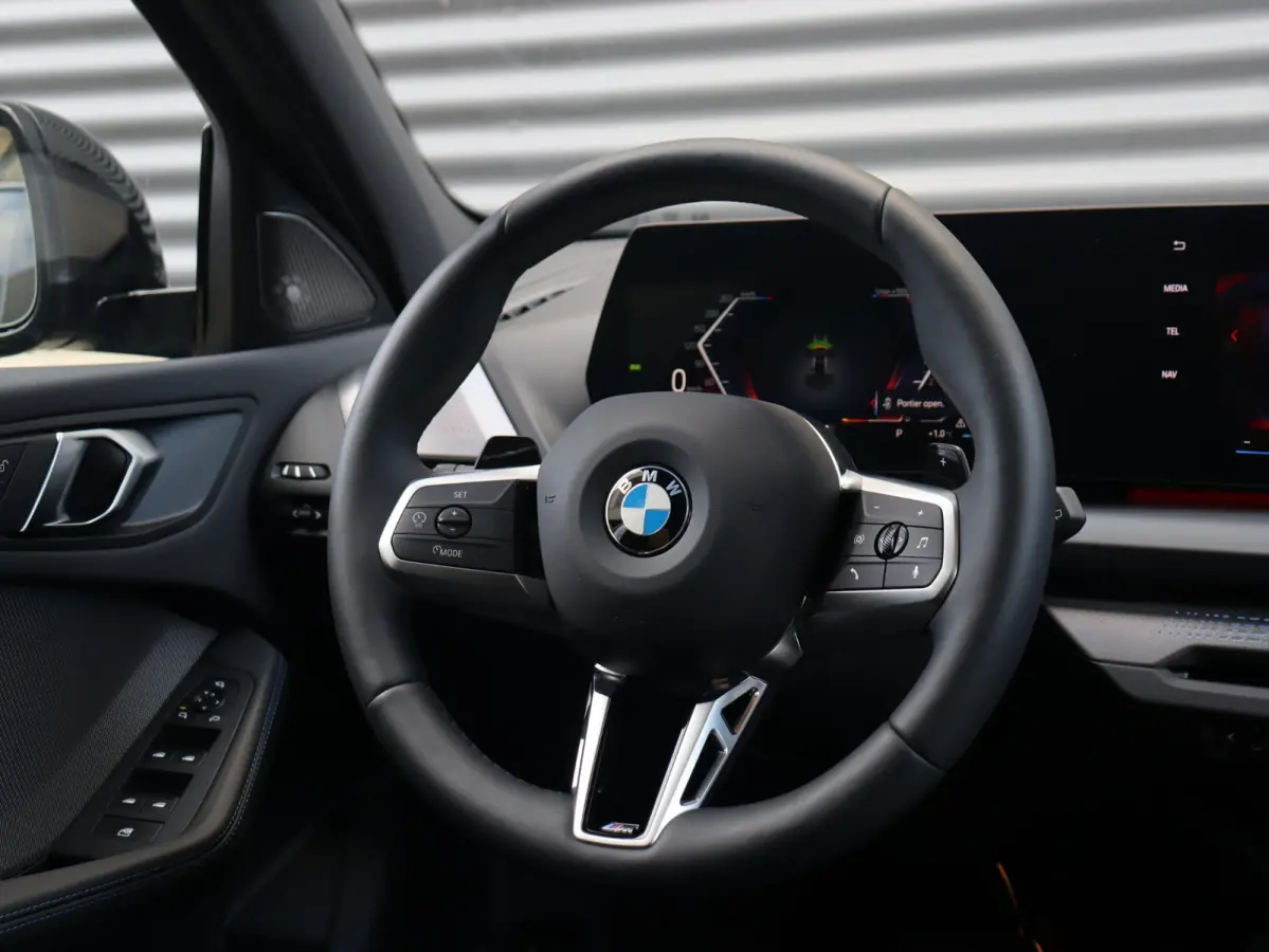 5-deurs 120 | M Sportpakket | Panodak | Harman Kardon | Driving Assistant | Comfort Access | Getint Glas | Verwarmd Stuurwiel | Sporstoelen | 18'' LMV