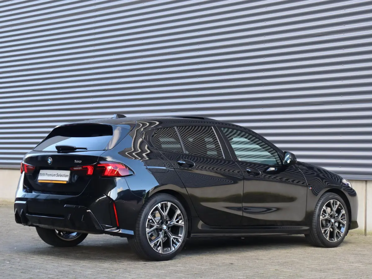 5-deurs 120 | M Sportpakket | Panodak | Harman Kardon | Driving Assistant | Comfort Access | Getint Glas | Verwarmd Stuurwiel | Sporstoelen | 18'' LMV