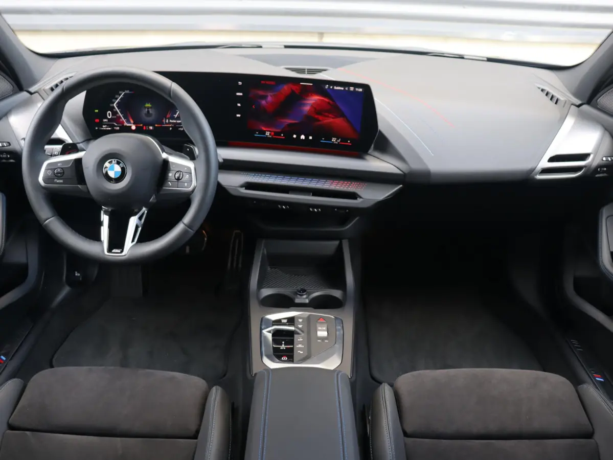 5-deurs 120 | M Sportpakket | Panodak | Harman Kardon | Driving Assistant | Comfort Access | Getint Glas | Verwarmd Stuurwiel | Sporstoelen | 18'' LMV
