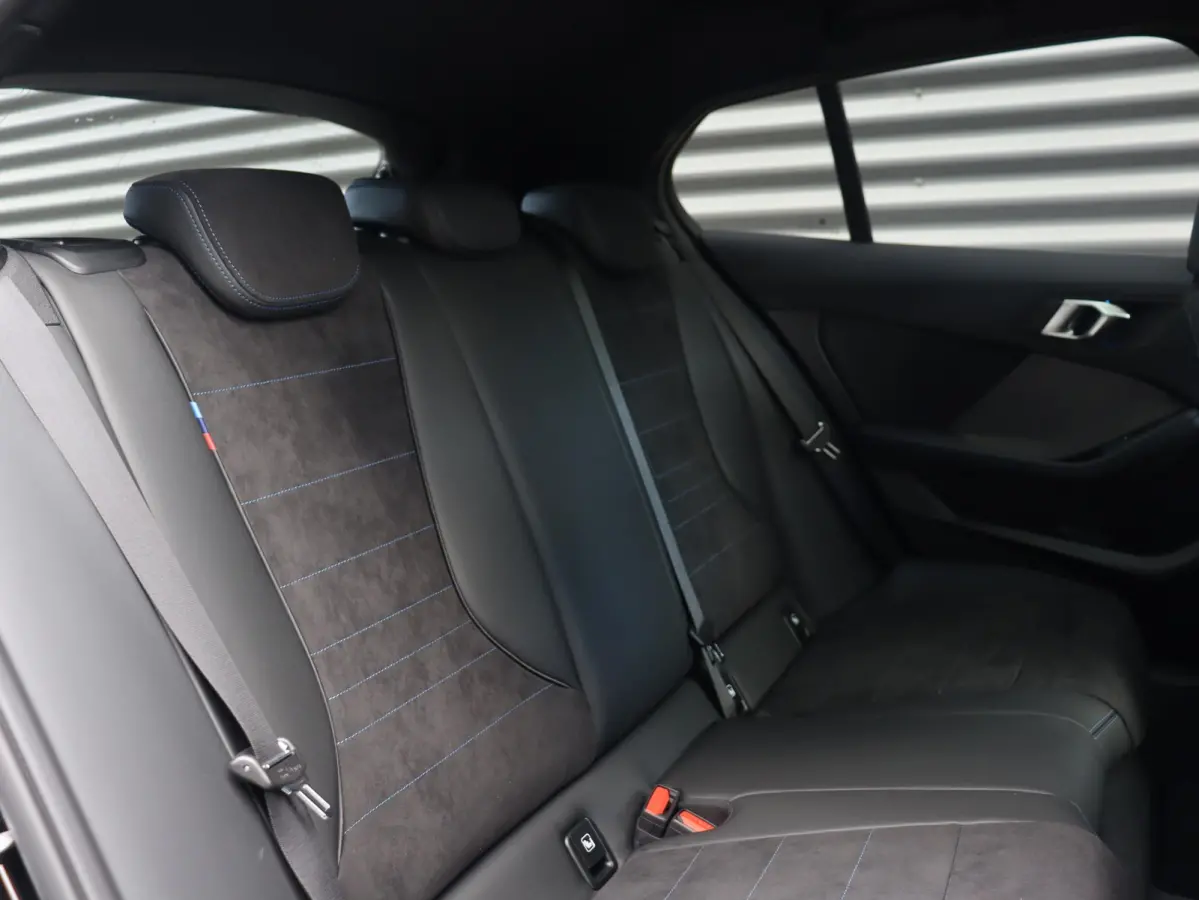 5-deurs 120 | M Sportpakket | Panodak | Harman Kardon | Driving Assistant | Comfort Access | Getint Glas | Verwarmd Stuurwiel | Sporstoelen | 18'' LMV
