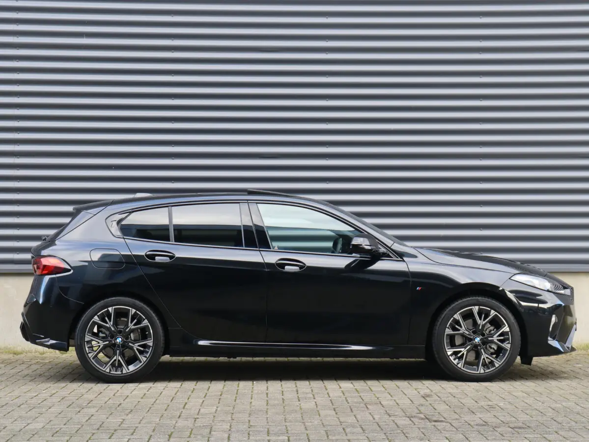 5-deurs 120 | M Sportpakket | Panodak | Harman Kardon | Driving Assistant | Comfort Access | Getint Glas | Verwarmd Stuurwiel | Sporstoelen | 18'' LMV