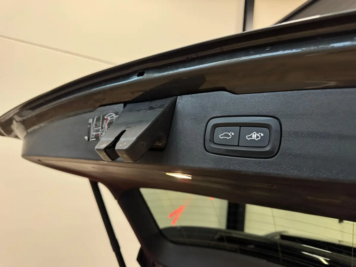 2.0 T8 Twin Engine AWD Inscription PANO KEYLESS