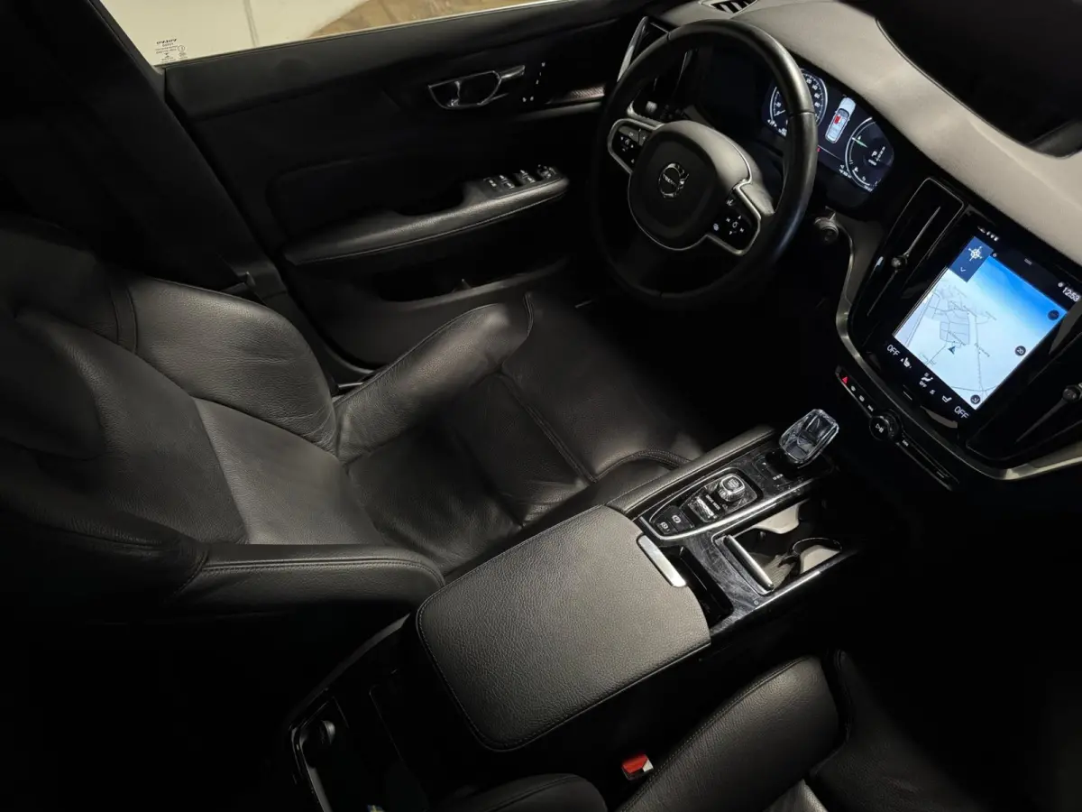 2.0 T8 Twin Engine AWD Inscription PANO KEYLESS