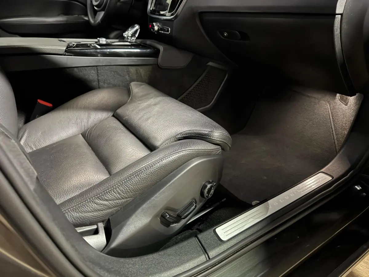 2.0 T8 Twin Engine AWD Inscription PANO KEYLESS