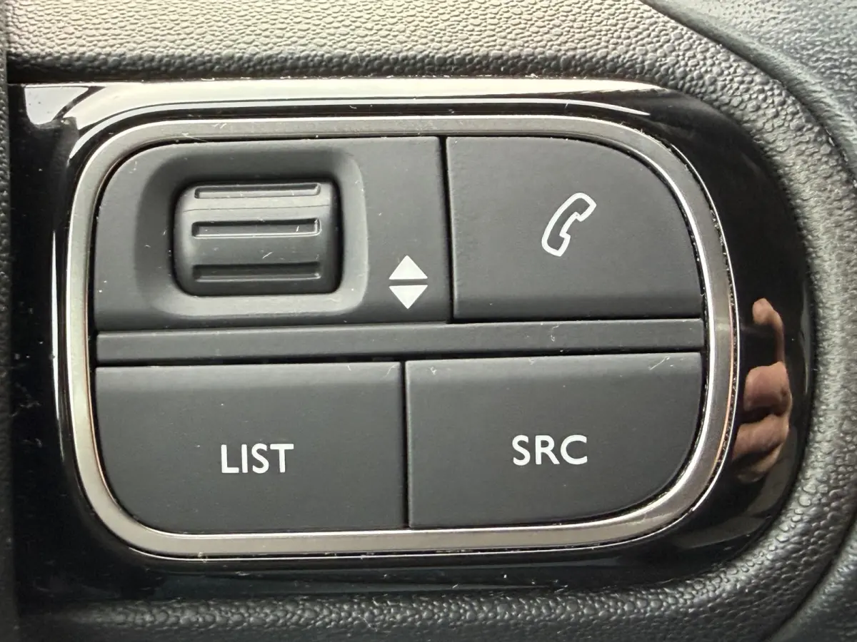 180pk Feel (Camera - Keyless Entry - Automatische Airco - Navigatie - Parkeersensoren V+A - 18"incl 4S - Comfort Seats)