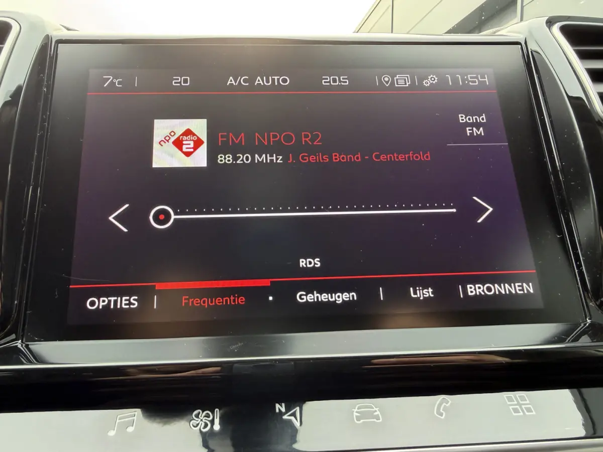 180pk Feel (Camera - Keyless Entry - Automatische Airco - Navigatie - Parkeersensoren V+A - 18"incl 4S - Comfort Seats)