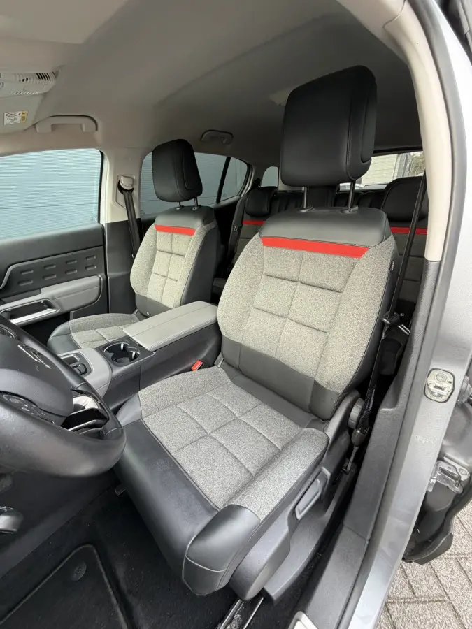 180pk Feel (Camera - Keyless Entry - Automatische Airco - Navigatie - Parkeersensoren V+A - 18"incl 4S - Comfort Seats)