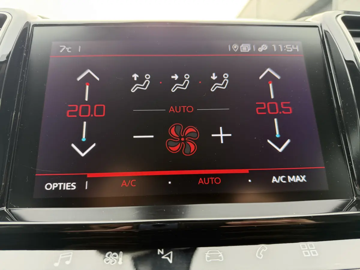 180pk Feel (Camera - Keyless Entry - Automatische Airco - Navigatie - Parkeersensoren V+A - 18"incl 4S - Comfort Seats)