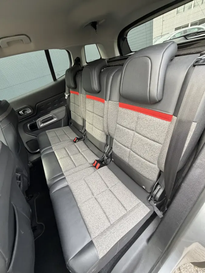 180pk Feel (Camera - Keyless Entry - Automatische Airco - Navigatie - Parkeersensoren V+A - 18"incl 4S - Comfort Seats)