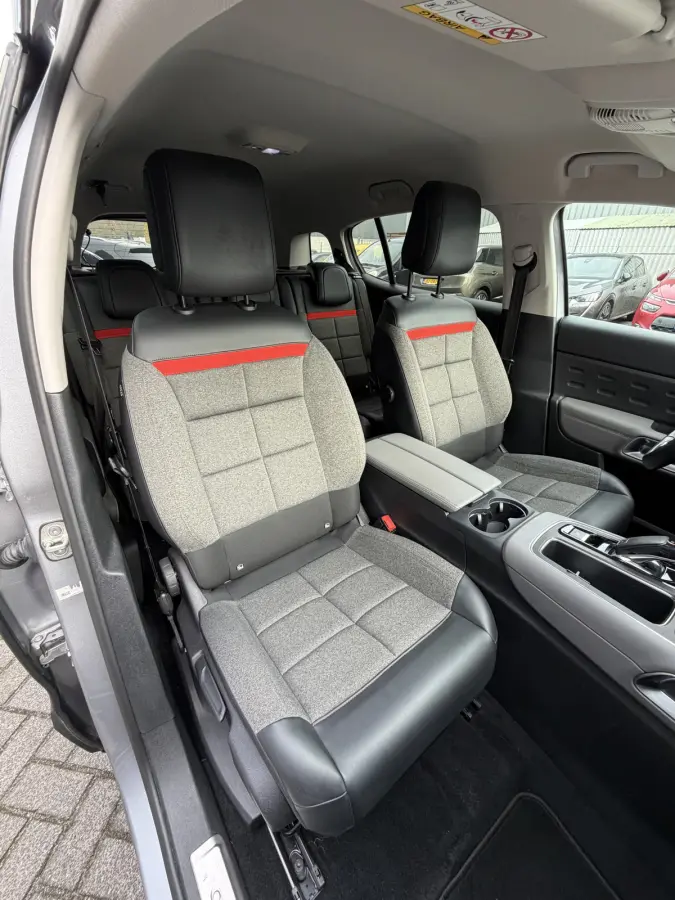 180pk Feel (Camera - Keyless Entry - Automatische Airco - Navigatie - Parkeersensoren V+A - 18"incl 4S - Comfort Seats)