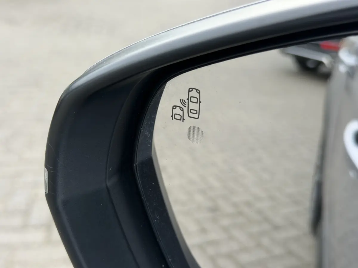 180pk Feel (Camera - Keyless Entry - Automatische Airco - Navigatie - Parkeersensoren V+A - 18"incl 4S - Comfort Seats)