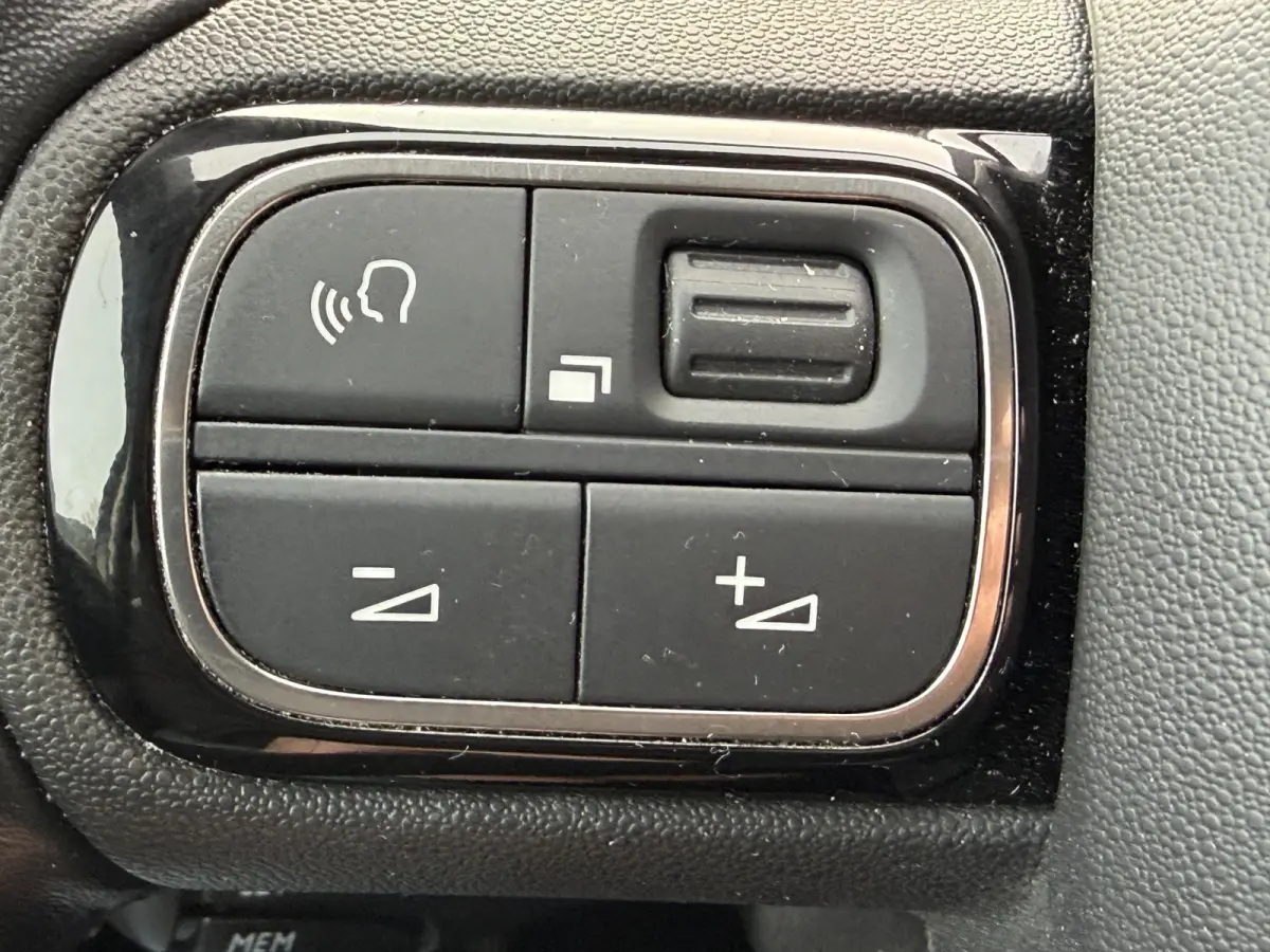 180pk Feel (Camera - Keyless Entry - Automatische Airco - Navigatie - Parkeersensoren V+A - 18"incl 4S - Comfort Seats)