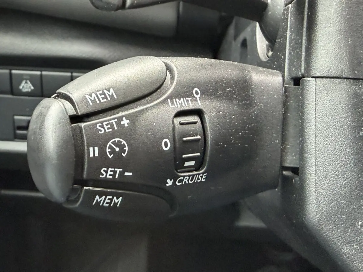 180pk Feel (Camera - Keyless Entry - Automatische Airco - Navigatie - Parkeersensoren V+A - 18"incl 4S - Comfort Seats)