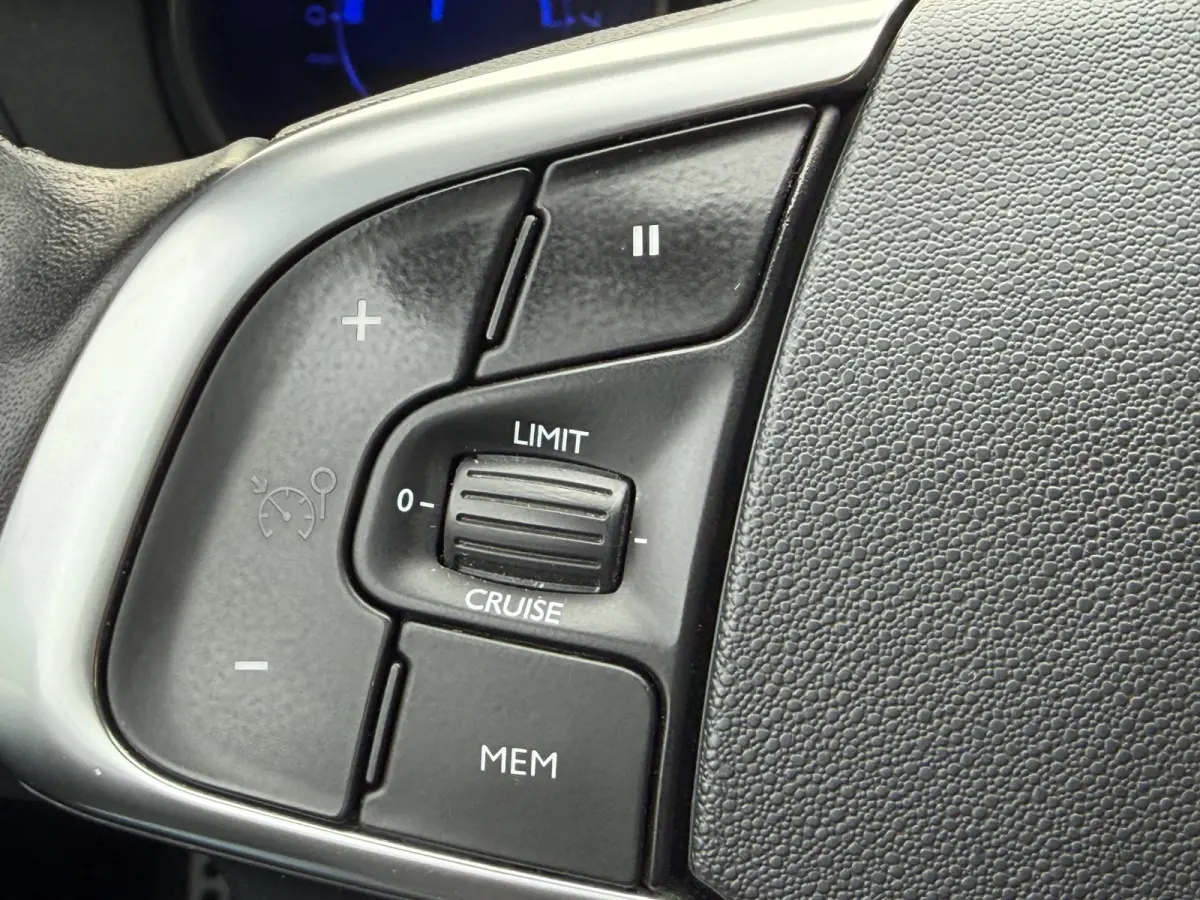 130pk Feel Collection (Trekhaak - Keyless Entry - Parkeersensoren V+A - 17" - Automatische Airco - Navigatie - Apple Carplay)