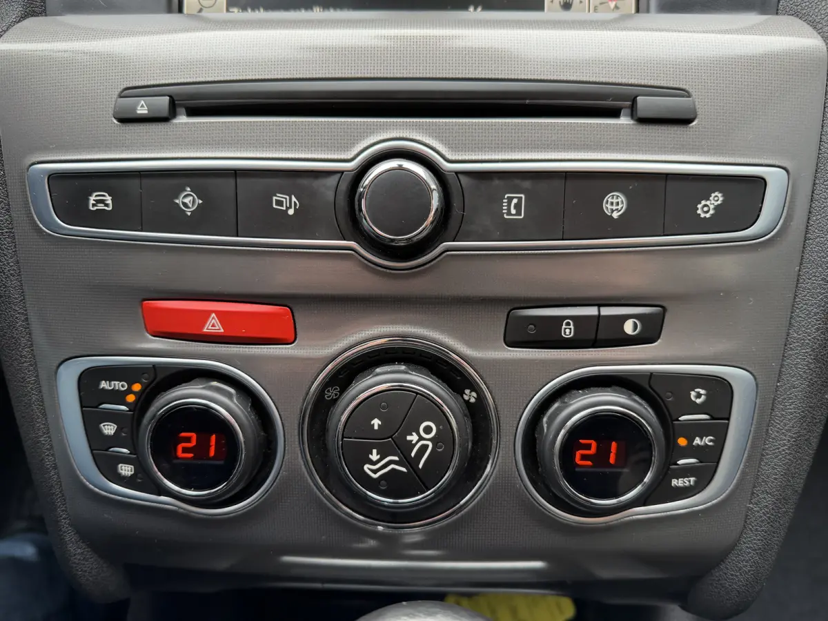 130pk Feel Collection (Trekhaak - Keyless Entry - Parkeersensoren V+A - 17" - Automatische Airco - Navigatie - Apple Carplay)