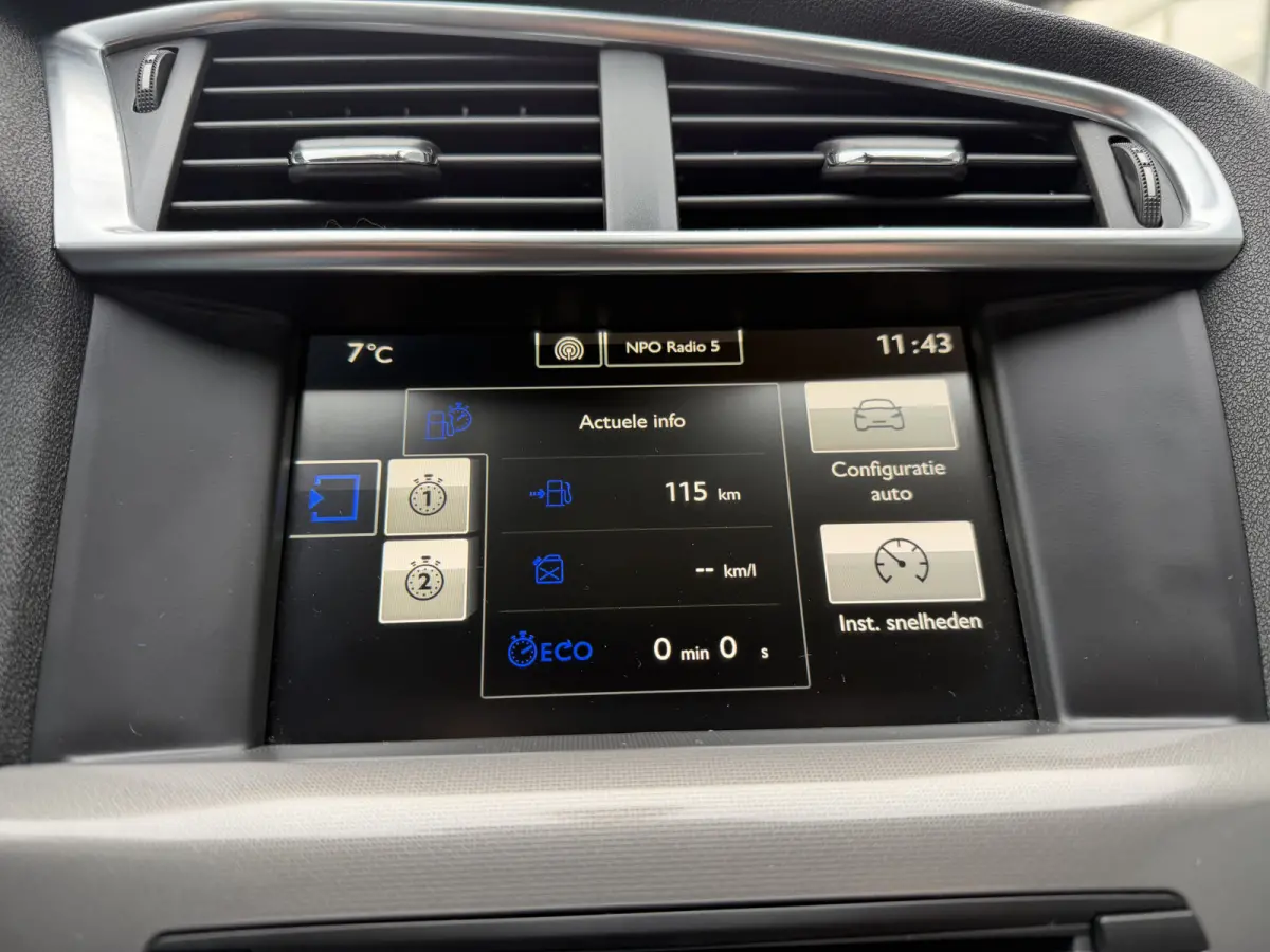130pk Feel Collection (Trekhaak - Keyless Entry - Parkeersensoren V+A - 17" - Automatische Airco - Navigatie - Apple Carplay)
