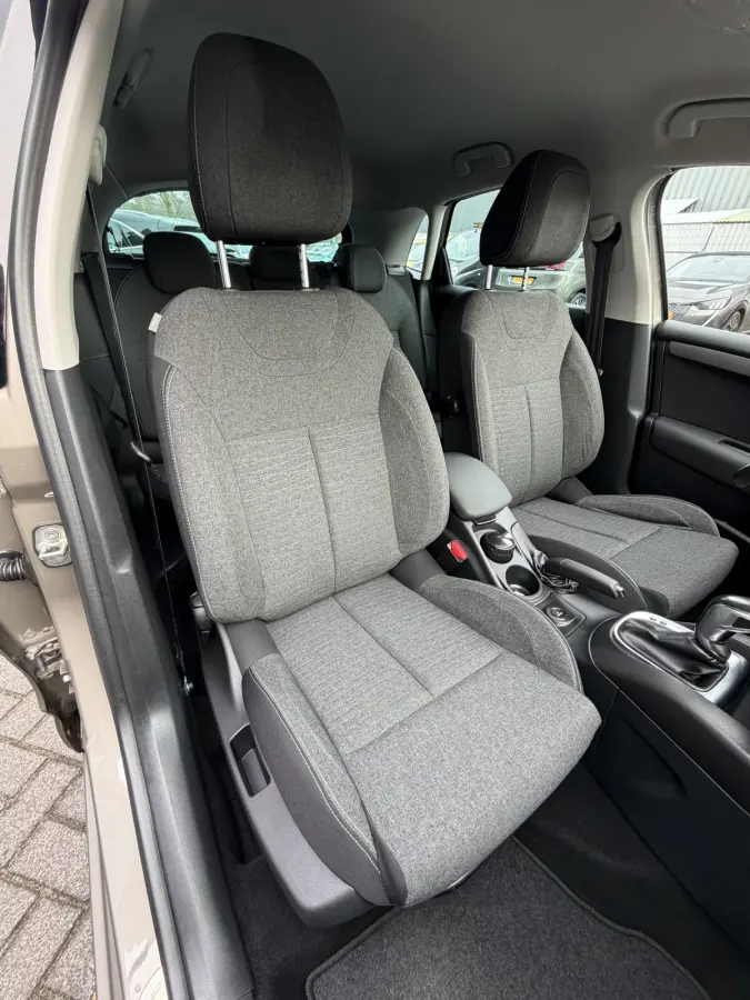 130pk Feel Collection (Trekhaak - Keyless Entry - Parkeersensoren V+A - 17" - Automatische Airco - Navigatie - Apple Carplay)