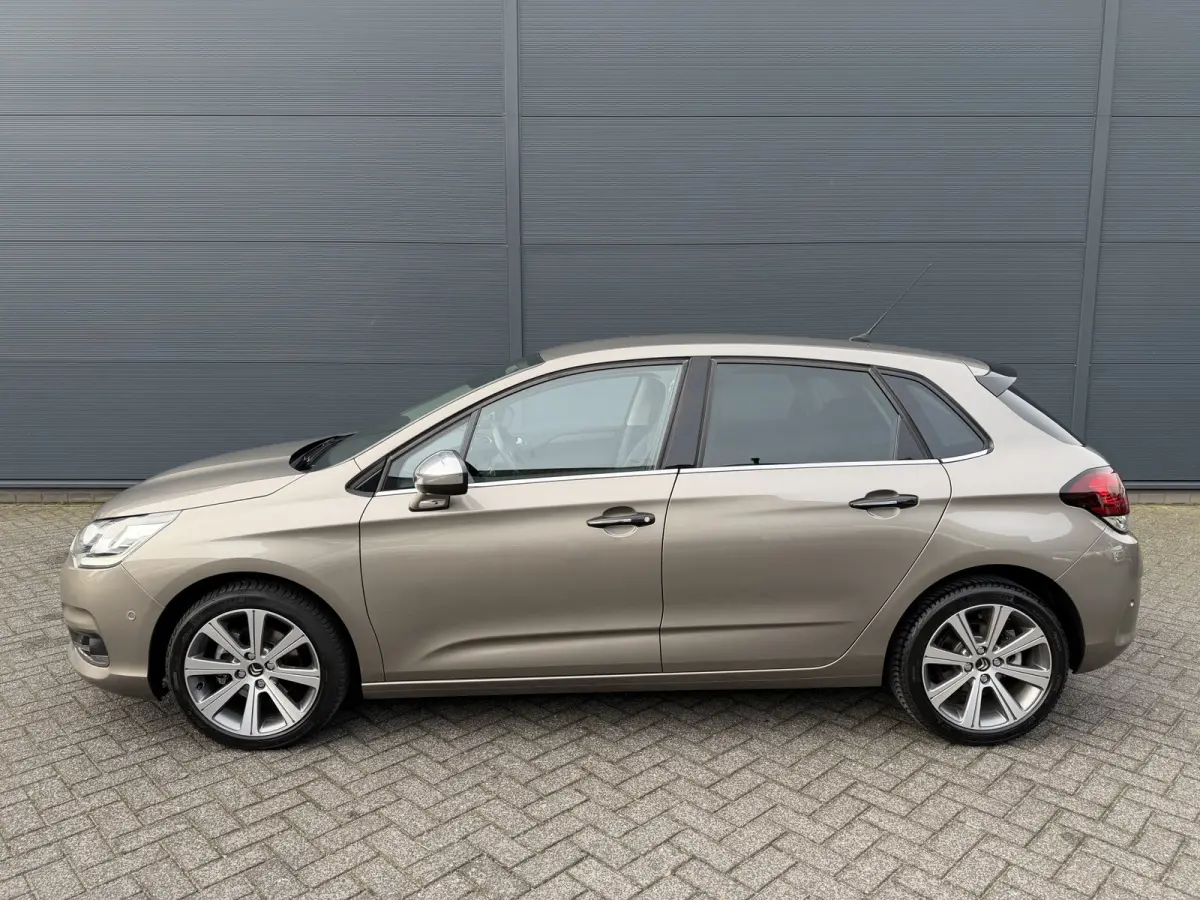 130pk Feel Collection (Trekhaak - Keyless Entry - Parkeersensoren V+A - 17" - Automatische Airco - Navigatie - Apple Carplay)