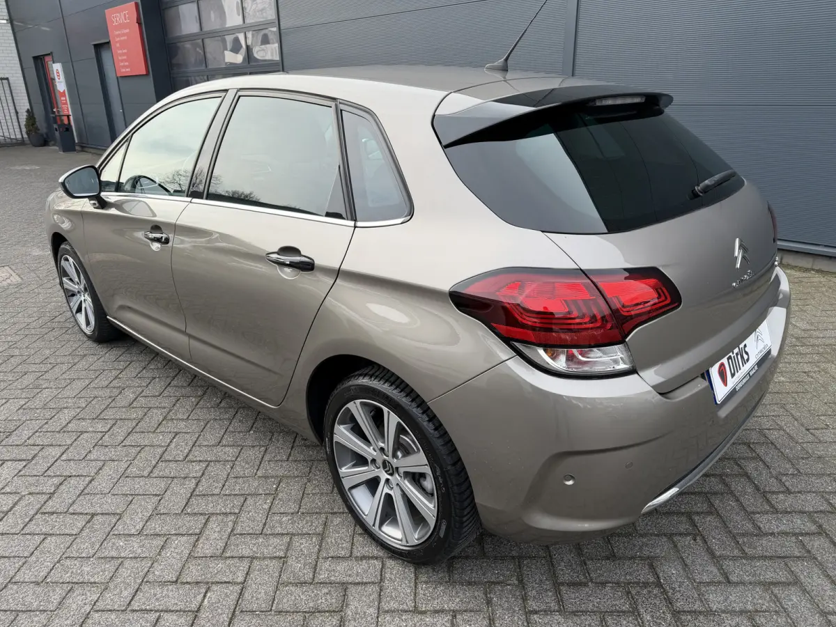 130pk Feel Collection (Trekhaak - Keyless Entry - Parkeersensoren V+A - 17" - Automatische Airco - Navigatie - Apple Carplay)
