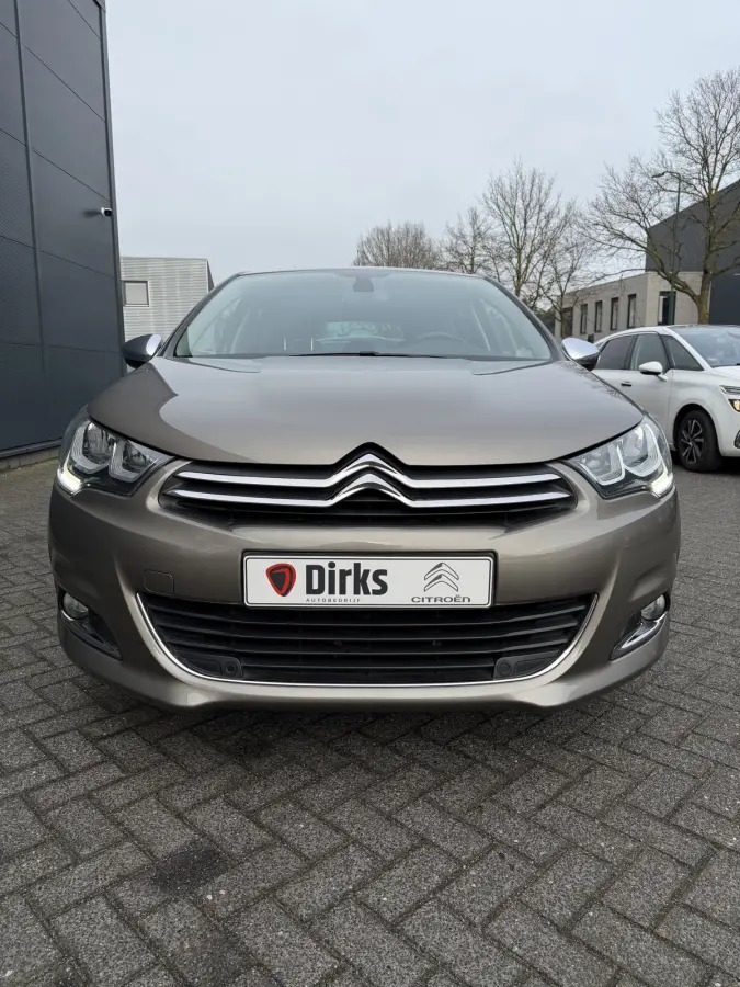 130pk Feel Collection (Trekhaak - Keyless Entry - Parkeersensoren V+A - 17" - Automatische Airco - Navigatie - Apple Carplay)