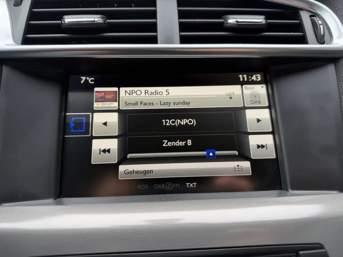 130pk Feel Collection (Trekhaak - Keyless Entry - Parkeersensoren V+A - 17" - Automatische Airco - Navigatie - Apple Carplay)