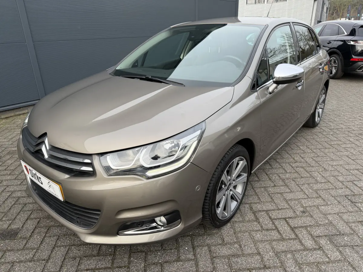 130pk Feel Collection (Trekhaak - Keyless Entry - Parkeersensoren V+A - 17" - Automatische Airco - Navigatie - Apple Carplay)