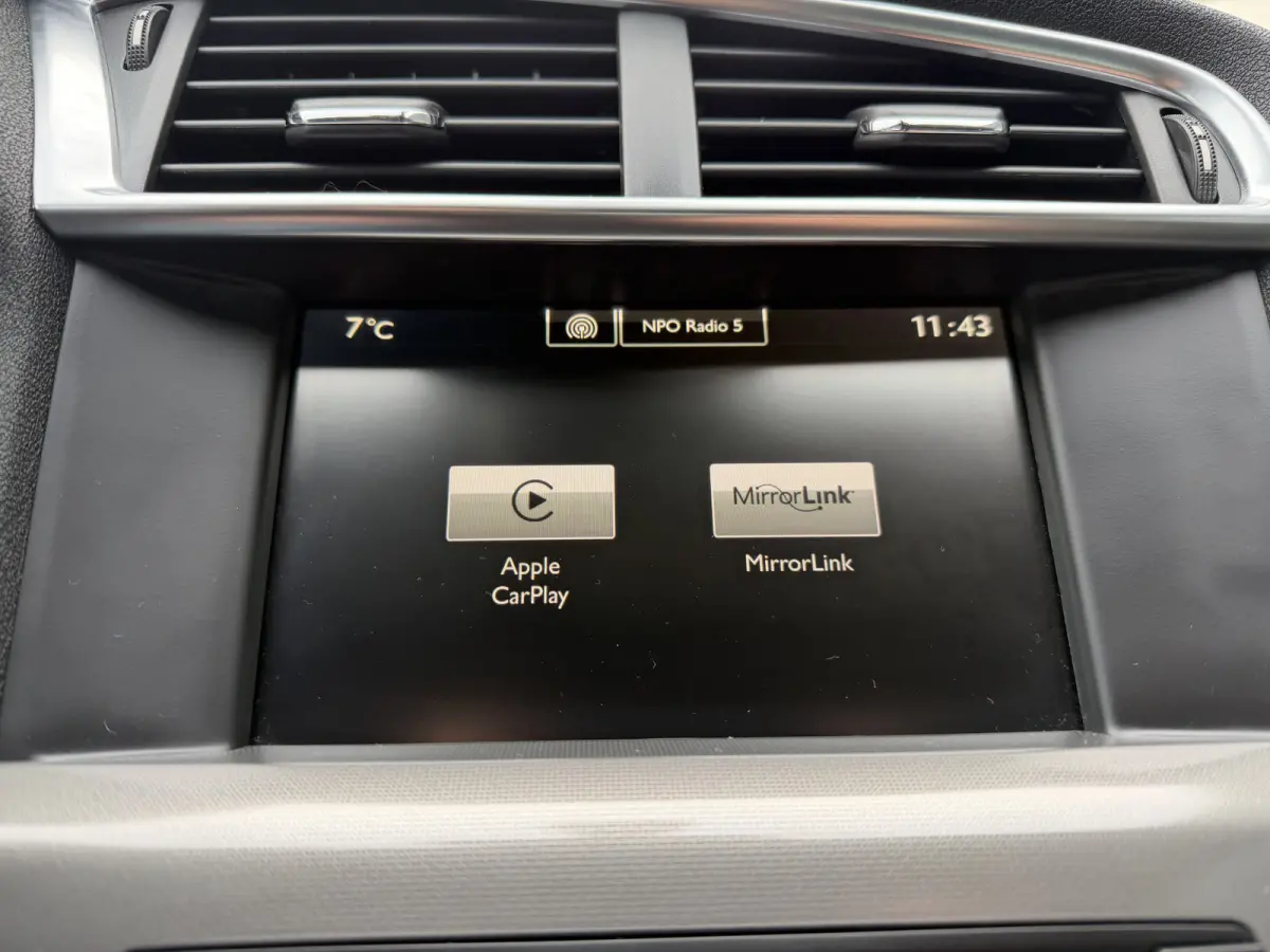130pk Feel Collection (Trekhaak - Keyless Entry - Parkeersensoren V+A - 17" - Automatische Airco - Navigatie - Apple Carplay)