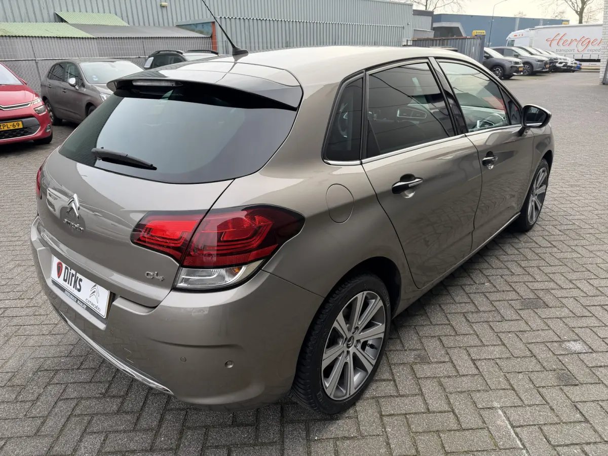 130pk Feel Collection (Trekhaak - Keyless Entry - Parkeersensoren V+A - 17" - Automatische Airco - Navigatie - Apple Carplay)