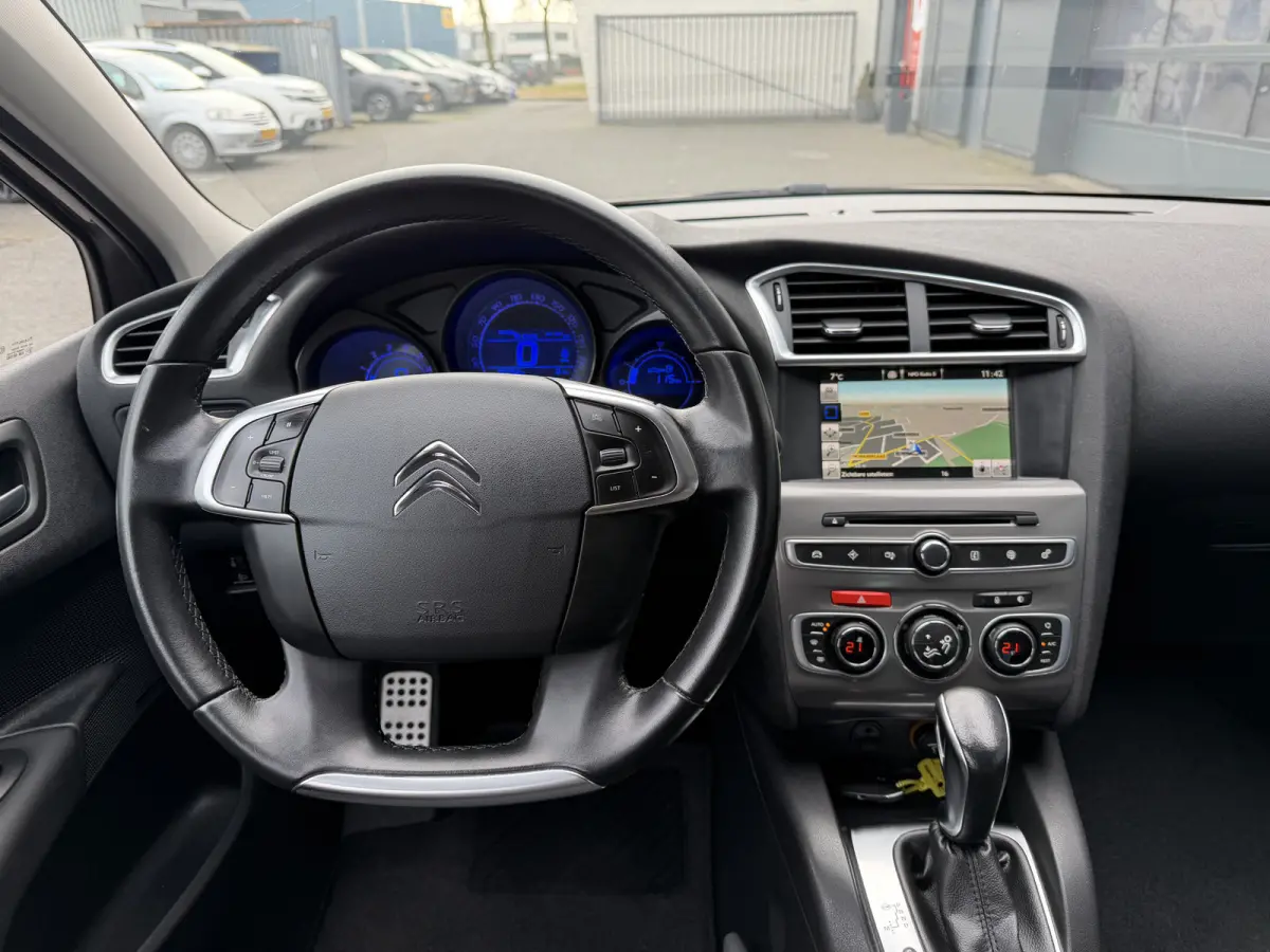 130pk Feel Collection (Trekhaak - Keyless Entry - Parkeersensoren V+A - 17" - Automatische Airco - Navigatie - Apple Carplay)
