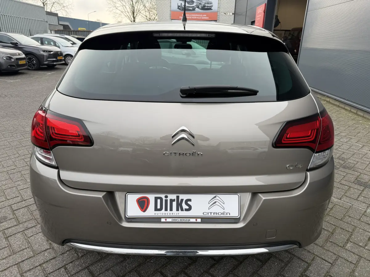 130pk Feel Collection (Trekhaak - Keyless Entry - Parkeersensoren V+A - 17" - Automatische Airco - Navigatie - Apple Carplay)