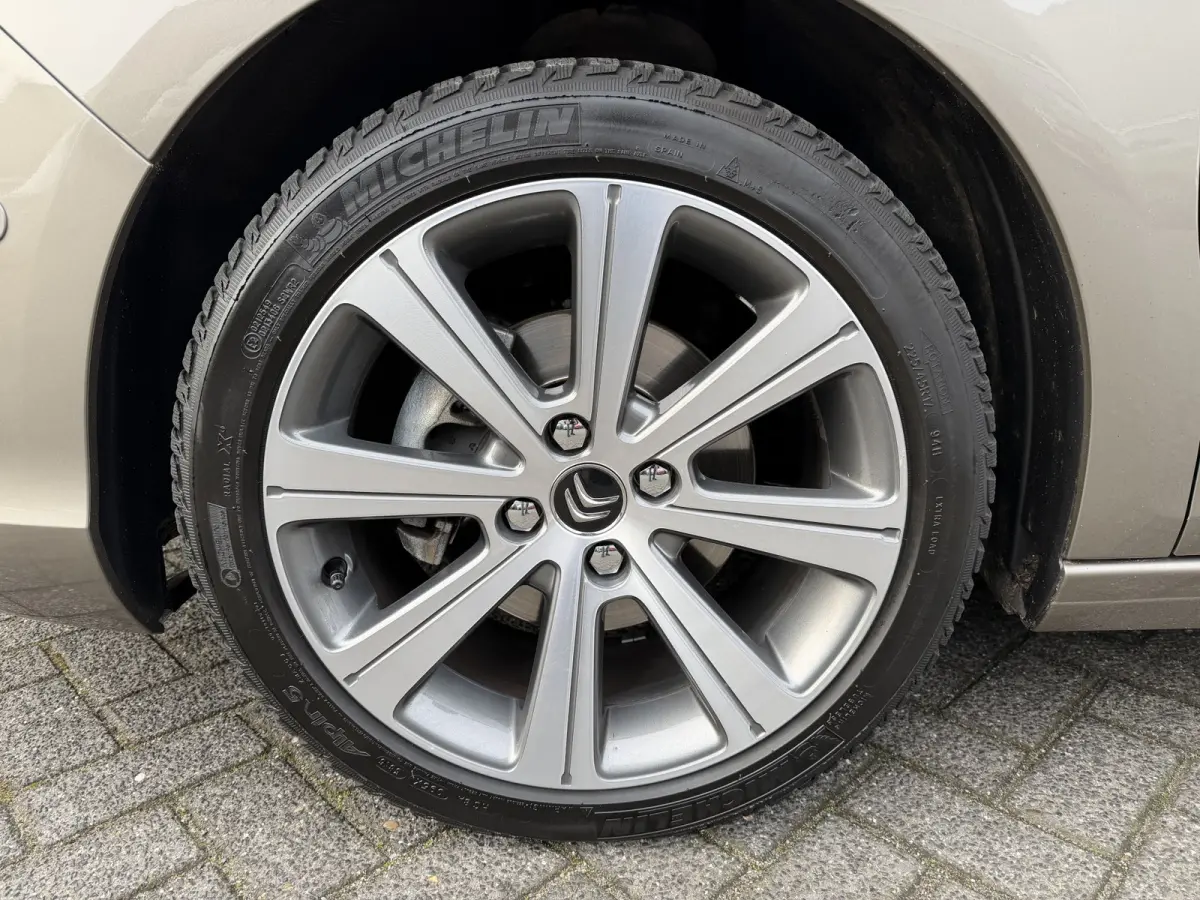 130pk Feel Collection (Trekhaak - Keyless Entry - Parkeersensoren V+A - 17" - Automatische Airco - Navigatie - Apple Carplay)
