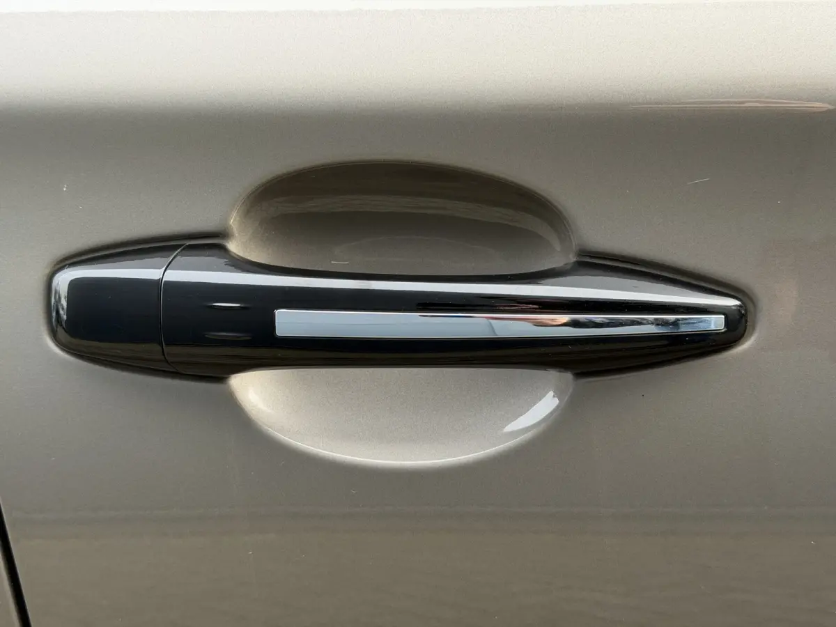 130pk Feel Collection (Trekhaak - Keyless Entry - Parkeersensoren V+A - 17" - Automatische Airco - Navigatie - Apple Carplay)