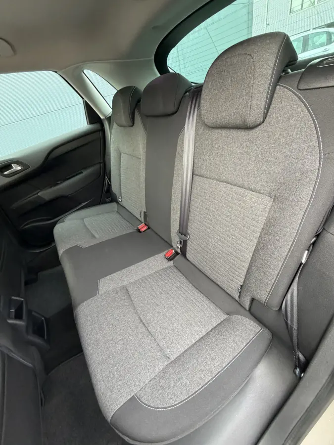 130pk Feel Collection (Trekhaak - Keyless Entry - Parkeersensoren V+A - 17" - Automatische Airco - Navigatie - Apple Carplay)